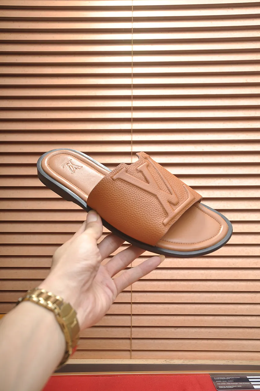 Men's men's shoes 💰340💶 [Louis Vuitton LV slippers] (high-end cowhide) counter 1:1 fashion style, a must-have for summer! The designer used LV’s iconic outsole. The original simple slippers instantly become fashionable! The upper is made of flexible special cowhide leather straps alternately, and the workmanship is exquisite! A must-have for stylish men in summer, size 38-46 (45 46 customized)
